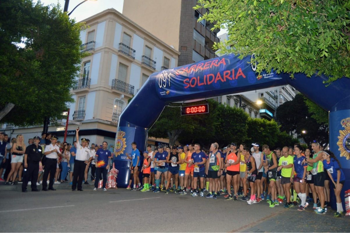 Participantes a punto de salir a correr en Almería por una buena causa.